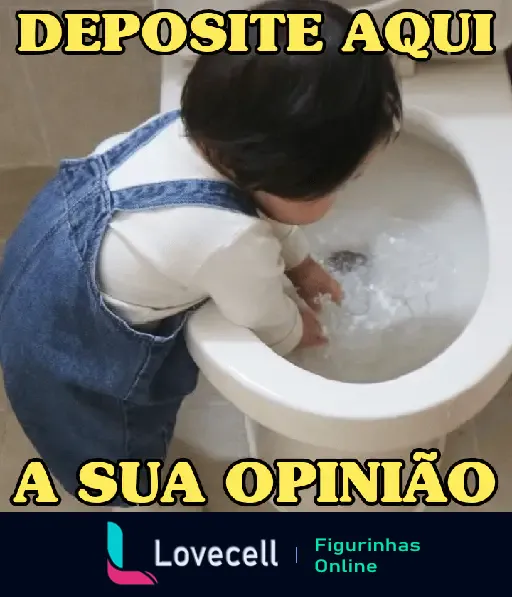 Criança pequena com roupa azul e branca inclinada sobre um vaso sanitário, com texto em cima 'DEPOSITE AQUI' e texto em baixo 'A SUA OPINIÃO'.