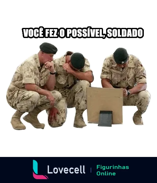 Você Fez o Possível, Soldado, com três militares, um digitando e dois observando, laptop no chão, frase no topo