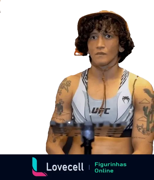 Virna Jandiroba, lutadora de UFC, usando top esportivo, chapéu e colar com tatuagens visíveis, frente a um microfone em uma entrevista