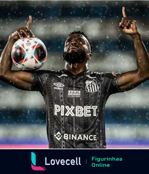 Jogador do Santos FC com uniforme patrocinado por Pixbet e Binance segura bola de futebol sobre a cabeça sob céu noturno chuvoso, celebrando gol