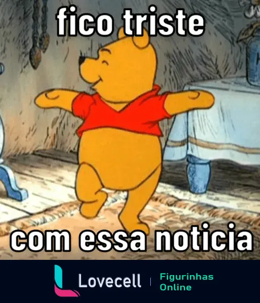 A imagem mostra o Ursinho Pooh com expressão pensativa e roupas vermelhas. Ele está olhando para baixo, refletindo tristeza em um cômodo aconchegante.