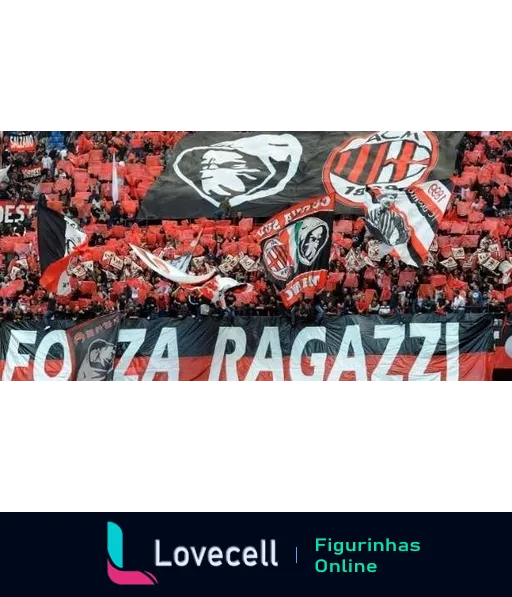 Torcida do Milan animada no estádio com bandeiras e faixas vermelhas e pretas, destacando faixa 'FORZA RAGAZZI'