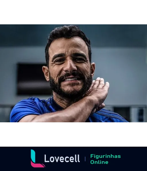 Daniel Fuzato sorrindo, vestindo uniforme de futebol azul, em vestiário, transmitindo confiança e otimismo