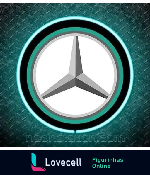 Logotipo da Mercedes com estrela de três pontas em neon azul e verde sobre fundo de metal texturizado