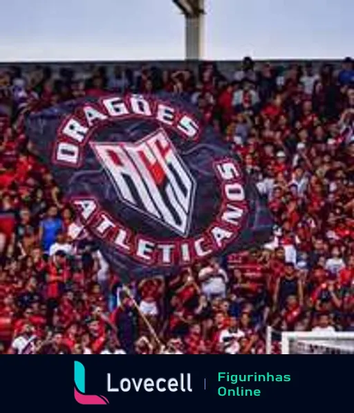 Torcida do Atlético-GO empolgada exibindo grande bandeira com os dizeres 'Dragões da Atlética' em um jogo