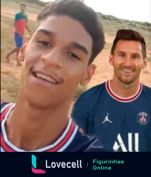 Fã sorridente com Lionel Messi ao fundo, vestindo camisa do PSG