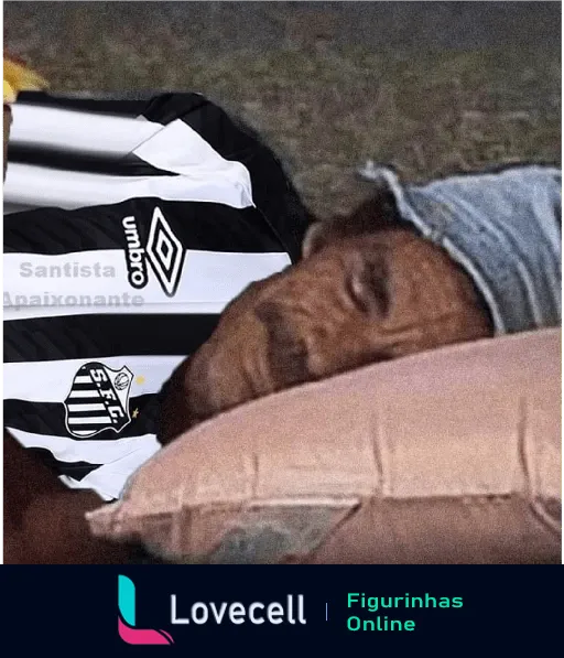 Pessoa dormindo relaxadamente com a camisa do Santos FC, demonstrando amor pelo time de futebol