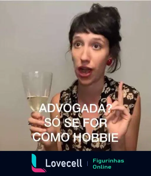 Figurinha de WhatsApp mostrando mulher jovem, advogada, com cabelo preso e brincos vermelhos, segurando uma taça de champanhe e sorrindo enquanto faz um gesto com os dedos e a frase 'Advogada? Só se for como hobbie' aparece na imagem