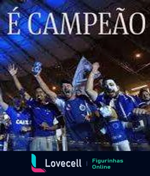 Figurinha de WhatsApp mostrando celebração do Cruzeiro levantando troféu de campeão, com jogadores e torcedores em festa, e a frase 'É CAMPEÃO' em destaque