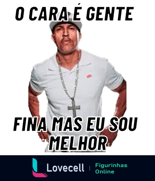 Homem confiante usando camiseta branca e corrente com cruz, com a frase 'O cara é gente fina mas eu sou melhor' em letras brancas sobre fundo preto