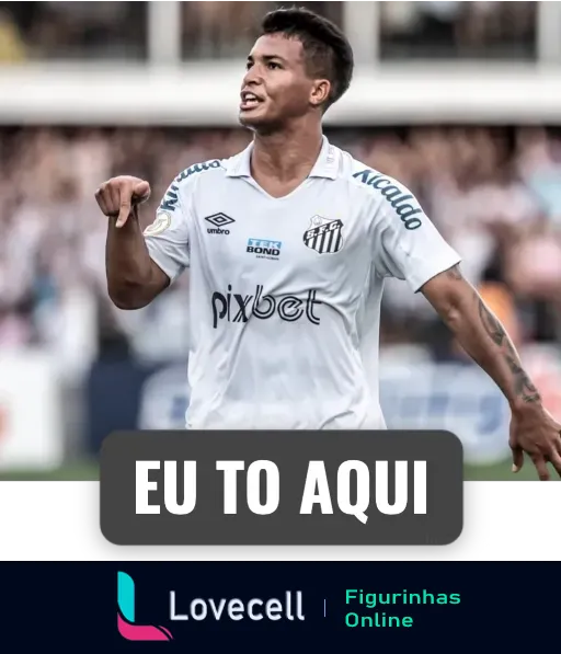 Jogador do Santos FC comemorando com a legenda 'EU TO AQUI', vestindo uniforme branco, em pose de confiança durante partida de futebol