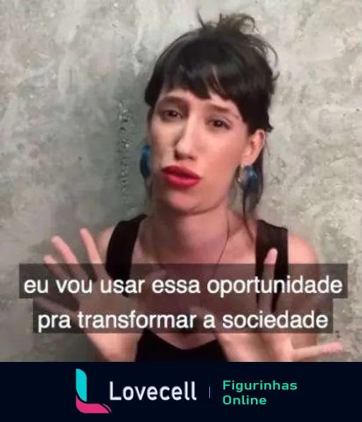 Figurinha de Tina falando com expressão séria e determinada sobre transformação social durante uma conversa motivacional