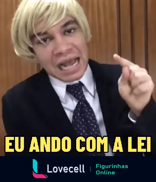 Advogado Paloma, de peruca loira e terno, apontando o dedo e dizendo 'Eu Ando Com a Lei'.