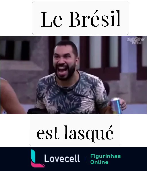 Homem entusiasmado com lata de bebida comemorando, texto 'Le Brésil est lasqué' em referência humorística