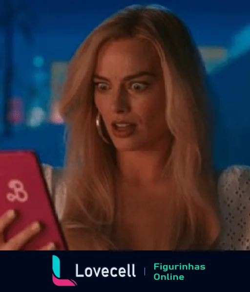 Margot Robbie, caracterizada como Barbie, olha para seu celular com uma expressão surpresa e intrigada. Fundo colorido, telefone com símbolo rosa.