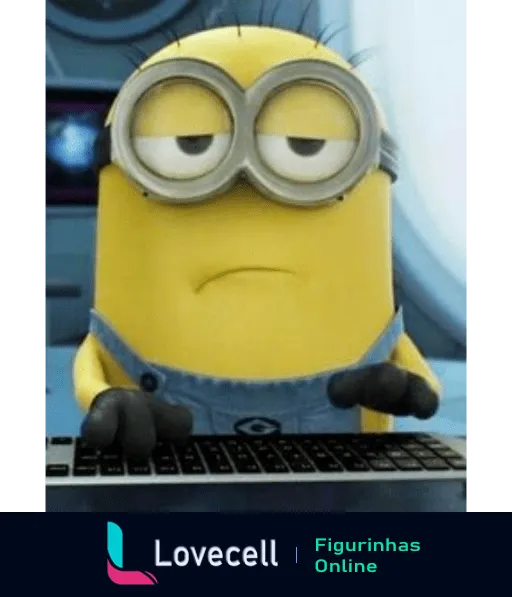 Minion triste usando óculos e macacão jeans, sentado em frente a um computador