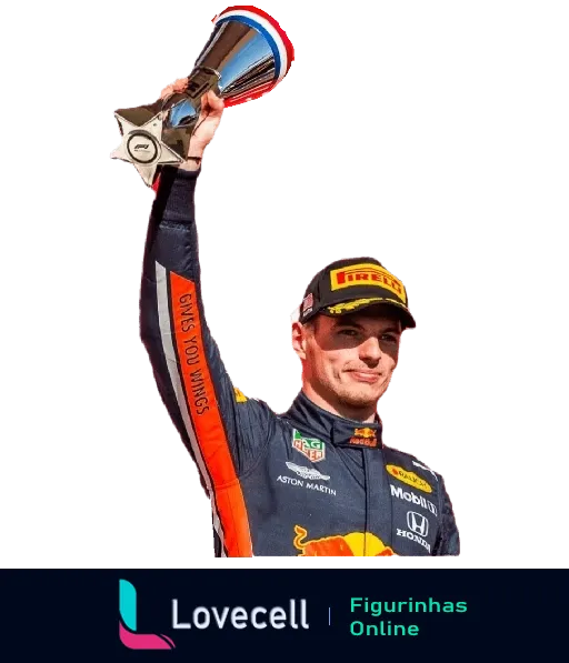 Max Verstappen, piloto de F1 da Red Bull Racing, sorrindo e erguendo um troféu prateado após vitória