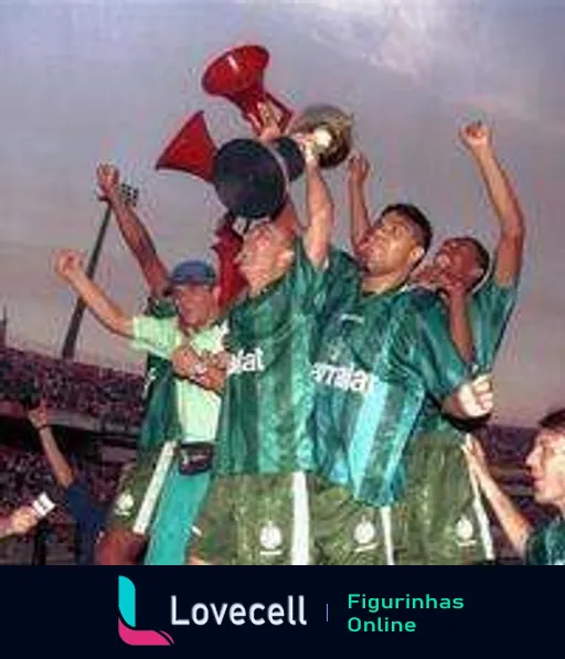 Jogadores do Juventude celebrando com taça no campo de futebol, uniformes verdes, torcedores e bandeiras ao fundo