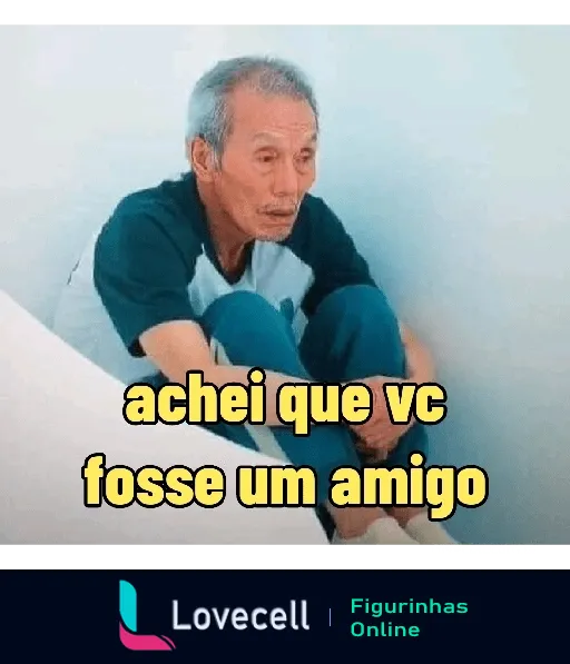 Homem mais velho com camiseta azul sentado e curvado para frente, expressando tristeza, com a legenda 'achei que vc fosse um amigo' indicando decepção ou traição