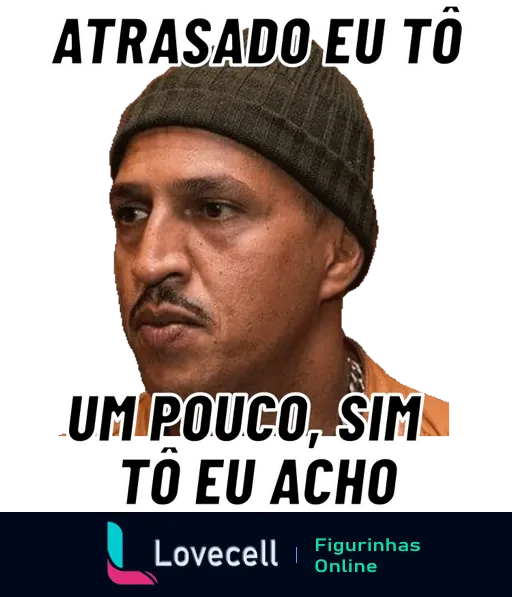 Figurinha de homem usando gorro com expressão séria e legenda humorística 'Atrasado eu to um pouco, sim to é u acho' para resposta de atraso