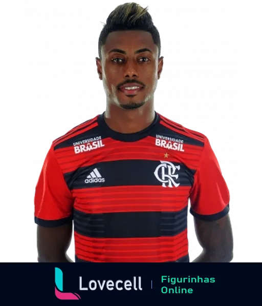 Jogador do Flamengo com cabelo moicano e uniforme Adidas, expressão séria antes de partida, logotipo da Universidade Brasil visível