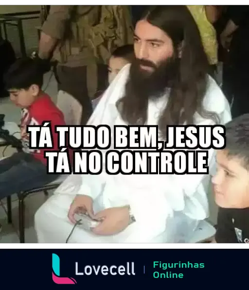 Figurinha de homem com barba longa e cabelo comprido, vestido de branco, jogando videogame com crianças ao redor, texto 'TÁ TUDO BEM, JESUS TÁ NO CONTROLE'