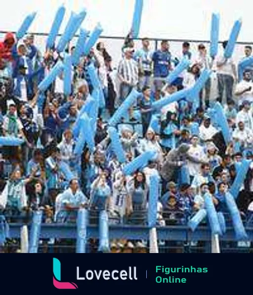 Torcedores animados do Avaí agitando bandeiras azuis no estádio, vestidos com camisas do clube, em apoio durante jogo de futebol