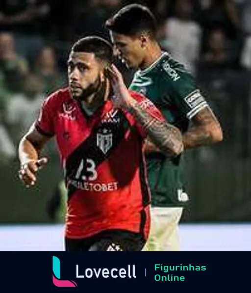 Jogador número 13 do Atlético-GO driblando em partida contra o Palmeiras, com jogador adversário ao fundo observando a jogada