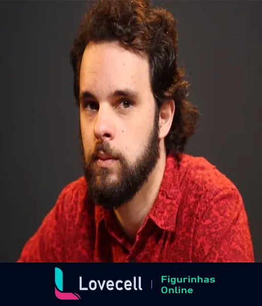 Homem com barba e cabelo cacheado, usando camisa vermelha, exibindo uma expressão séria. Choque de Cultura.