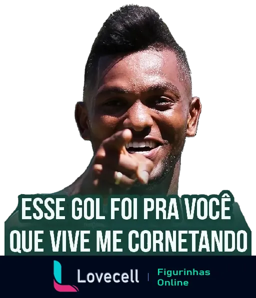 Jogador de futebol comemorando gol, apontando para a câmera e sorrindo, legendado com 'Esse gol foi pra você que vive me cornetando'