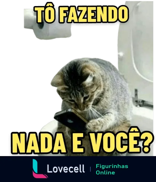 Gato sentado ao lado de um vaso sanitário olhando para um celular com o texto 'TÔ FAZENDO NADA E VOCÊ?' acima dele, imitando comportamento humano