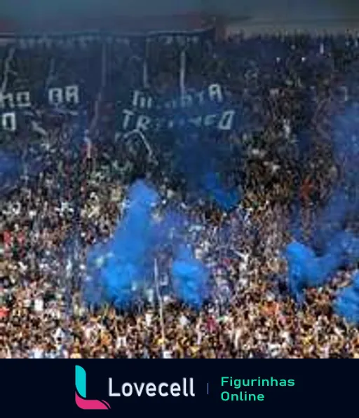 Torcedores do Clube do Remo com bandeiras azuis e faixas com os dizeres 'Remo', 'Inova' e 'Tradição' no estádio de futebol demonstrando apoio e paixão.