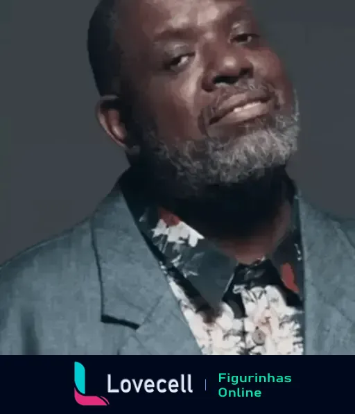 Imagem de um homem sorrindo levemente, vestindo uma jaqueta cinza e camisa estampada, com barba grisalha e expressão tranquila. Pasta Apaixonado.