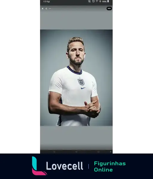 Jogador de futebol em uniforme branco da seleção inglesa, posando de braços cruzados com expressão confiante e olhando para frente.