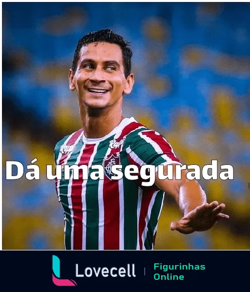 Figurinha do WhatsApp mostrando jogador do Fluminense sorrindo em uniforme completo com frase 'Dá uma segurada' em momento de descontração no jogo