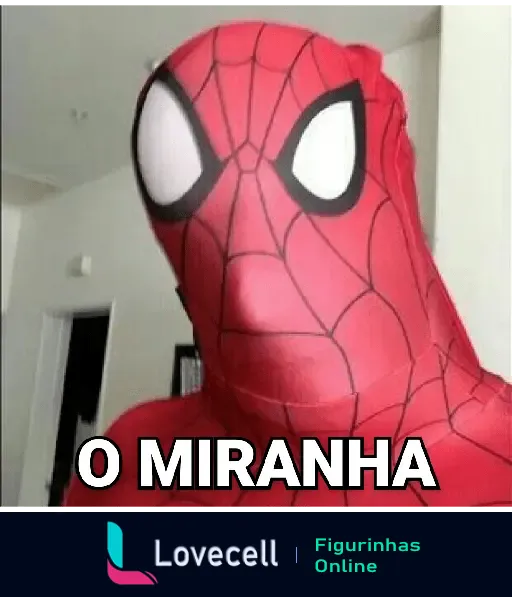 Figura engraçada do Homem Aranha, também conhecido como Miranha, com uma expressão humorística em um ambiente doméstico.