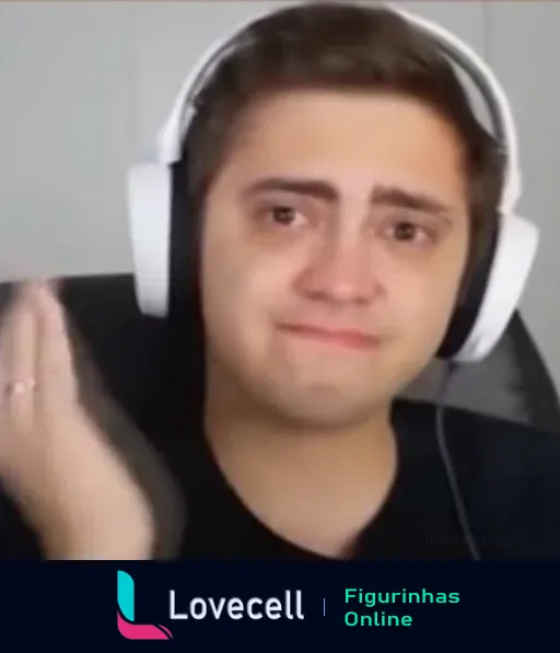 Foto de Alanzoka emocionado, usando um headset branco e preto, com expressão de tristeza ou nostalgia.