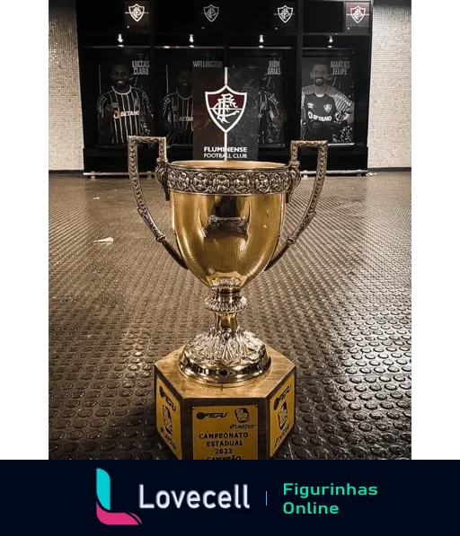 Troféu do Campeonato Carioca 2022 conquistado pelo Fluminense FC, exibido na frente de um backdrop com logos e uniformes do clube, celebrando a vitória tricolor