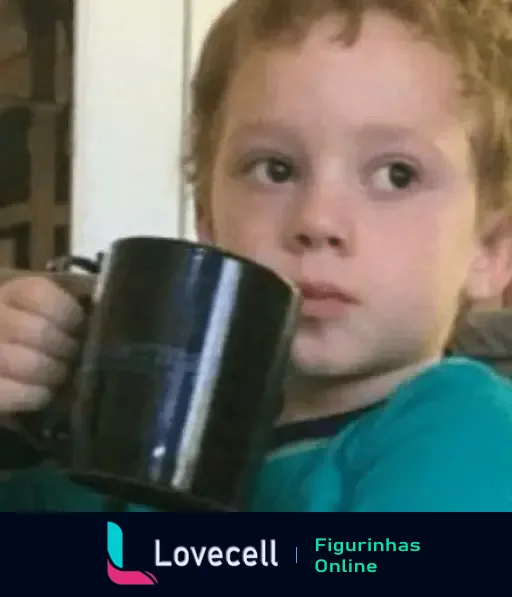 Figurinha de um menino loiro segurando uma caneca preta, com expressão séria. Imagem clássica dos memes de Gavin.