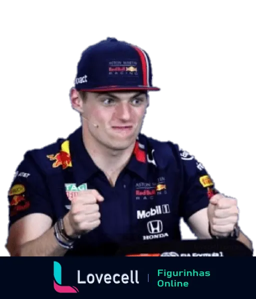 Max Verstappen com uniforme da Red Bull Racing celebrando com punhos cerrados, expressando empolgação e confiança, após uma vitória ou bom resultado em corrida