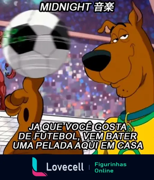 Desenho animado de um cachorro marrom segurando uma bola de futebol enquanto sorri. Texto na parte superior: 'MIDNIGHT 音楽'. Texto na parte inferior: 'JA QUE VOCE GOSTA DE FUTEBOL, VEM BATER UMA PELADA AQUI EM CASA'.