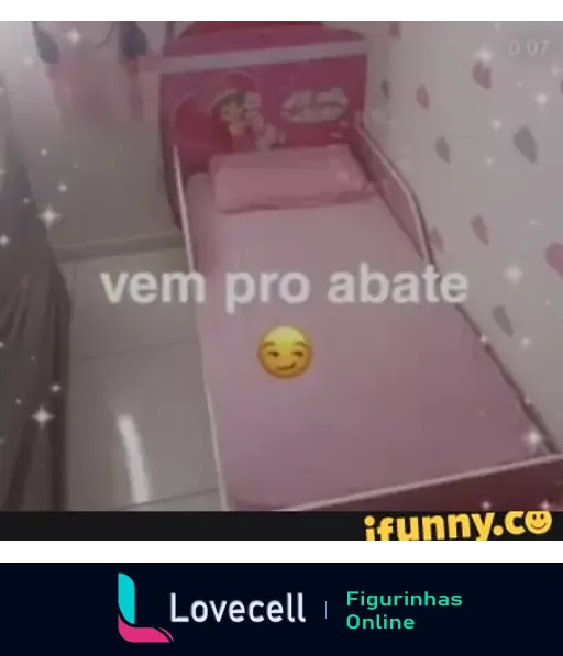 Imagem de um quarto com uma cama de criança rosa. Há um texto que diz 'vem pro abate 😉'. O ambiente é decorado com corações e cores suaves.