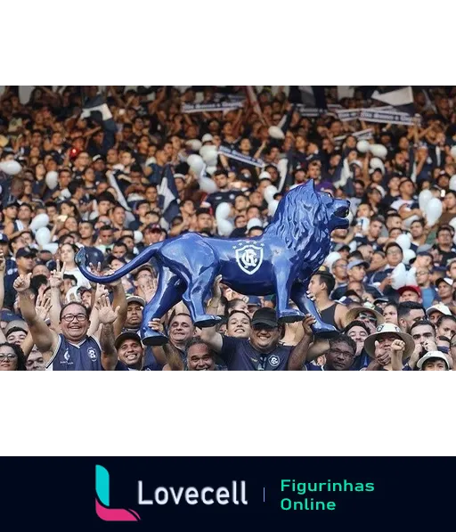 Torcedores do Clube do Remo empolgados segurando um grande leão azul em um estádio lotado