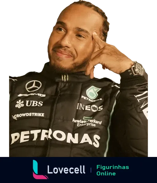 Lewis Hamilton sorrindo e pensativo com uniforme da Mercedes e logo da Petronas