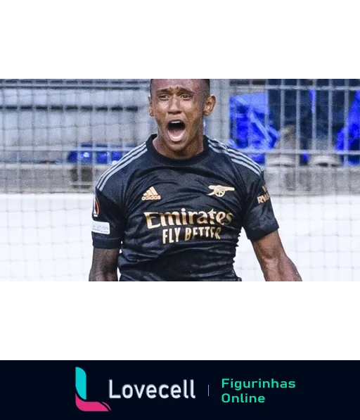 Jogador do Arsenal comemorando com intensidade em campo, vestindo uniforme preto da Emirates e adidas, expressando emoção e determinação