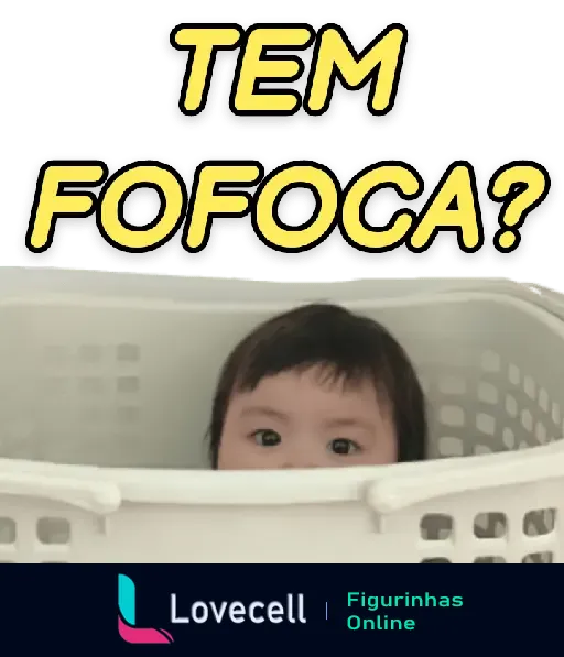 Figurinha engraçada de um bebê curioso espiando de um cesto de roupa com a frase 'Tem fofoca?', ideal para situações de curiosidade e fofoca.