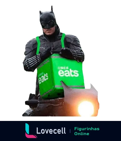 Batman vestido de super-herói com roupa preta segurando uma mochila verde e branca do Uber Eats, mesclando o universo dos super-heróis com o cotidiano do delivery