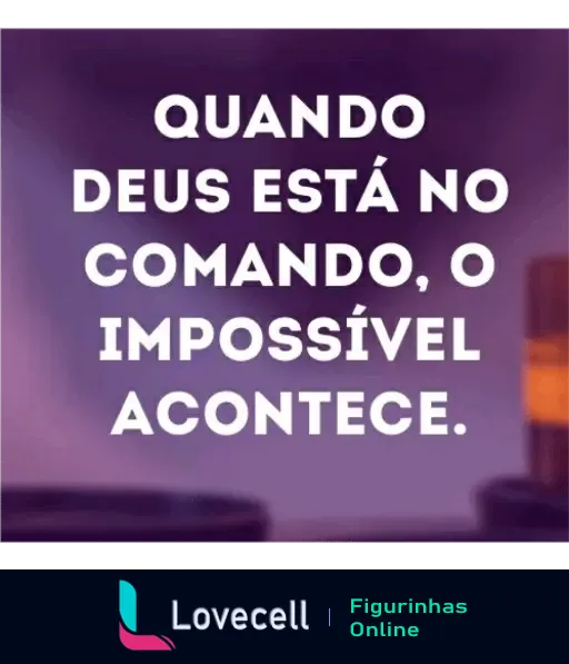 Figurinha de WhatsApp da pasta 'Amém mensagem' com a frase motivacional 'Quando Deus está no comando, o impossível acontece' em um fundo roxo.