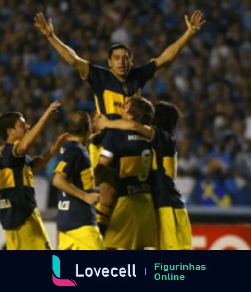 Jogador do Boca Juniors celebrando com braços abertos sendo erguido por companheiros em campo, expressando alegria