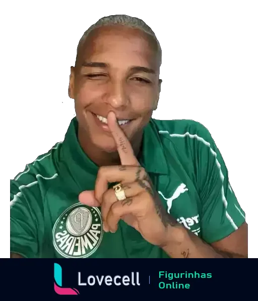 Homem sorrindo com camisa do Palmeiras fazendo gesto de silêncio em ambiente casual